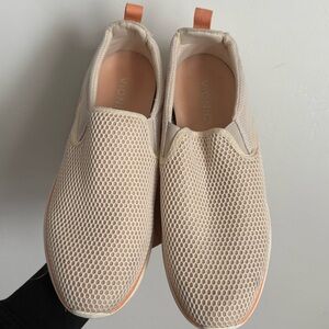 Vionic Mesh Slip-On Sneakers • Beige/Peach Comfort Walking Shoes • Women’s 9.5
